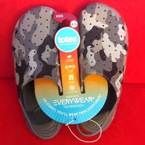 Boy's Totes Sandals. Size 4-5. Grey Camouflage. New with Tags. Never Wor…